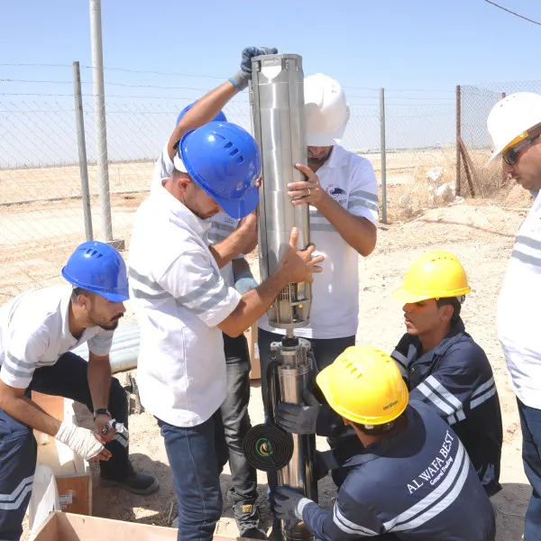 Técnicos instalando una bomba solar Lorentz en el campo